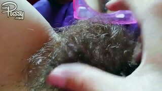 Amaterska djevojka sa dlakavom pičkom masturbira nasuprot ogledala