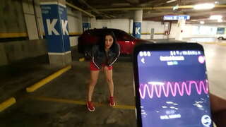 A kanos lány ujját a puncija a parkolóban