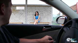 ���લિન વરણાગિયું માણસ ચૂંટતા લોનલી બાળક બસ સ્ટેશન, દર્શાવે છે કે કેવી રીતે તેના ઠંડી છે જાહેર વાહિયાત પ્રકૃતિ