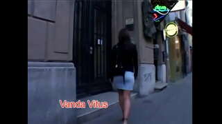 Brunett skönhet Sarah Blå med naturliga tuttar rider kuk i alla lägen