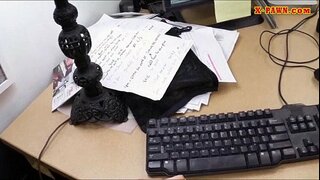 친구들과 함께 뜨거운 비즈니스 여자를 위해 그녀의 돈을 가