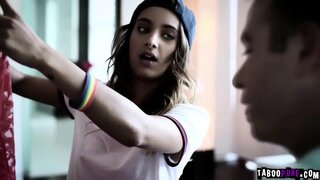 Chad ambulans in familys domus praesens in manu Audiens eum intrare