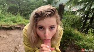 Лепа девојка узима га дубоко у уста на киши - Ева Эльфи Лепа девојка узима га дубоко у уста на киши - Ева Эльфи