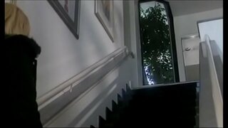 Deas te agus tempting babe blonde le crúiscíní mór Brittney Sgitheanach déanta dude ag cur cithfholcadh ar druileáil a