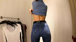 WOW! Καυτό κορίτσι με μικρά βυζιά σάλτσα t-shirt και μπλούζες σε δημόσια αποδυτήρια 60Fps 4K