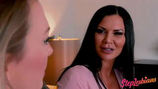 Stepmom Viser Datter Hvordan Du Har Lesbisk Sex